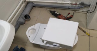 Установка напольного унитаза в Сарове: монтаж под ключ от СантехДомСро от 5285 рублей.